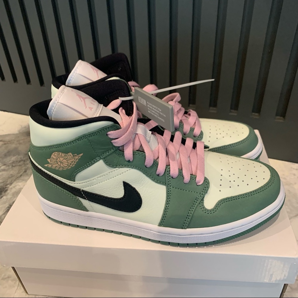WMNS AIR JORDAN 1 MID SE “Dutch Green” size 9